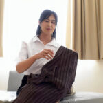 ＜素人＞ レンタル熟女家政婦がチラ見せ挑発！？興奮して清掃中にセンズリ見せつけたら…「困りますぅ～」と言いながら握ったチ○ポに発情して追加料金無しでさせてくれた中出しSEX vol.02 『FANZA』