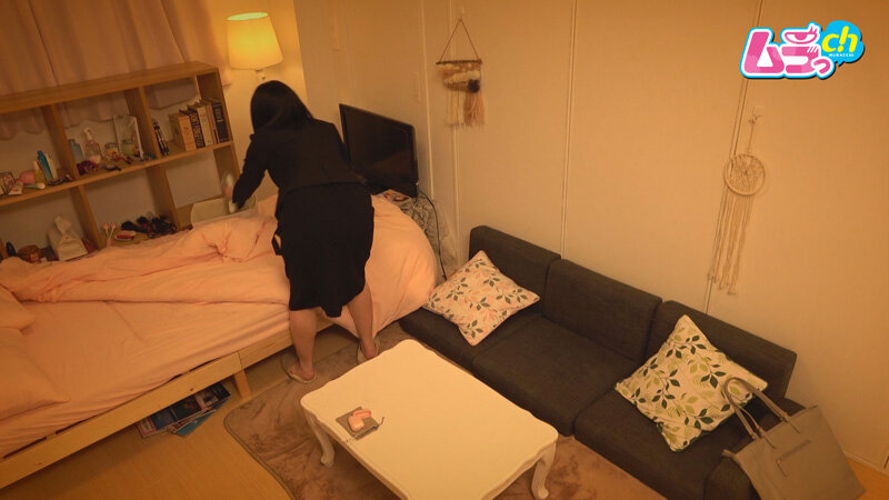 ＜素人＞ ニンゲン観察 押しに弱そうな同期女子は、規格外の爆乳をぶるん...