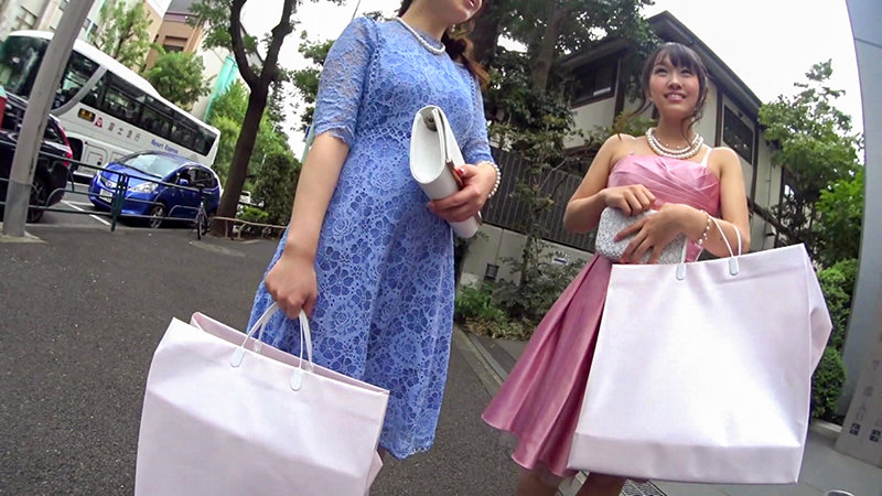 ＜素人＞ 結婚式場付近でモデルのようなパーティドレスを着こなす挙式帰り...