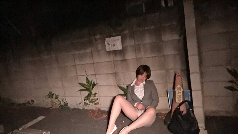 ＜素人＞ ＃01 深夜の路上で彷徨っているOLを自宅に持ち帰り生中出し...