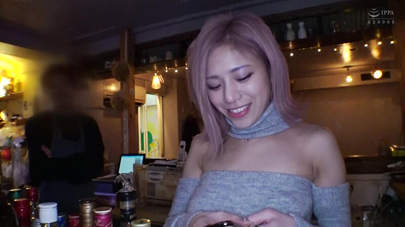 ＜素人＞ 噂の美人看板娘にアタックナンパ！接客も外見も最高な看板娘はセ...