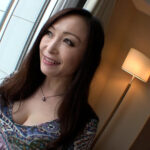 ＜素人＞ エロスがにじみ出るフェロモン系セレブ熟女！極上のルックスとノリのよさで濃厚な痴態を晒す絶頂SEX！ 『FANZA』