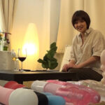 ＜素人＞ 試飲モニターと誘われた会場で大人のおもちゃのモニターも！？素人まるだし無防備過ぎる剛毛人妻の中出しSEX！ 『FANZA』