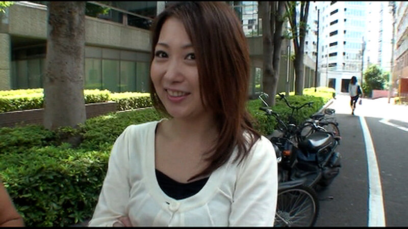 ＜素人＞ 街行く素敵な奥さんに謝礼をチラつかせてイケナイアルバイト！素...