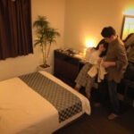 ＜素人＞ ホテル盗撮 小悪魔女子大生バイトに言い寄られるままチ○ポを食われた真面目店長 『FANZA』