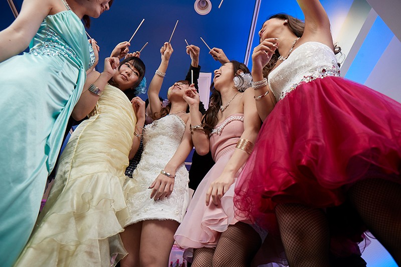 ＜素人＞ 王様だーれだ！？都内某所に新規オープンした大人の社交場王様ゲ...