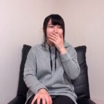 ＜素人＞ イベント会社のADさん いつもふにゃふにゃ笑ってる可愛い天然女子 笑顔のまま巨根で突かれると余裕なくなってトロ顔アクメ！ 『FANZA』