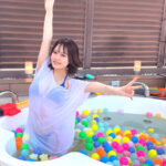 ＜素人＞ 【Hカップ爆乳ドエッチ娘と水着でハメ！コスでハメ！全裸でハメの一粒で3回おいしい大ボリュームハメ撮り！！】【谷間もつよつよ！美尻も完備でバックの風景も最高だぜ！】【何度も求める強欲彼女、、食らいつくせぬ本気エチョナのバキバキはめ撮り】 白橋りほ 『FANZA』