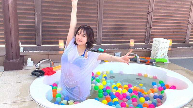 ＜素人＞ 【Hカップ爆乳ドエッチ娘と水着でハメ！コスでハメ！全裸でハメ...