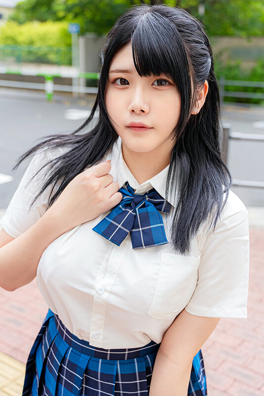 ＜素人＞ 制●のボタンが全部飛んでいきそうな勢いのダイナマイトおっぱい...