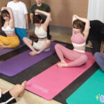 ＜素人＞ 【流出映像】 ピラティスで汗を流した後はそのままイケメン講師たちとエロ講習まで… お酒も入り、心も体も開放的に乱交SEX【まいな、みずき、ほの、えみ】～ほの＆えみ編～ 『FANZA』