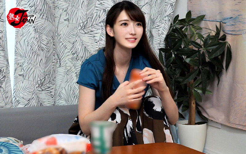 ＜素人＞ イケメンが人妻を部屋に連れ込んでSEXに持ち込む様子を盗み撮...