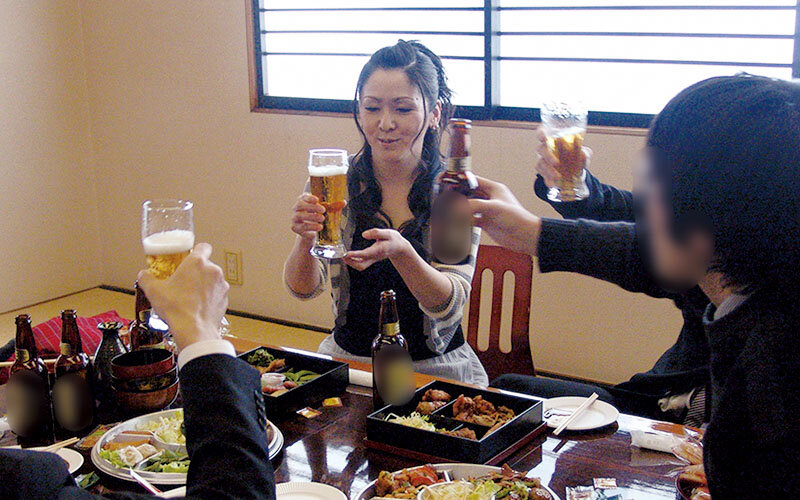 ＜素人＞ 普通の人妻さん寝取らせ！夫に騙された他人男と複数プレイでイキ...