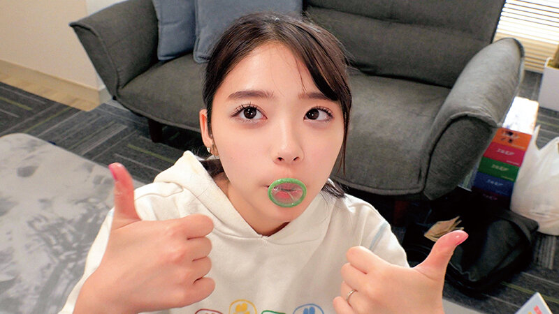 ＜素人＞ 素敵な人妻が「童貞チ○ポにお口だけでコンドーム装着」に挑戦！...