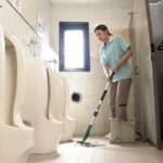 ＜素人＞ ニンゲン観察 「おしっこ舐めて綺麗にしましょうか？」働く男性のおち●ぽ掃除が生き甲斐の、トイレ清掃バイトのド変態お姉さん 『FANZA』