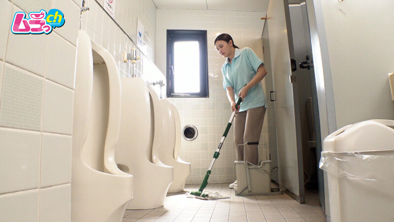 ＜素人＞ ニンゲン観察 「おしっこ舐めて綺麗にしましょうか？」働く男性...