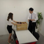 ＜素人＞ ニンゲン観察 業務中にエロいことするのは当然！？アダルトグッズメーカーに転職したら、試作品テストと称して自社開発のオモチャで女上司に弄ばれてしまいました。 『FANZA』