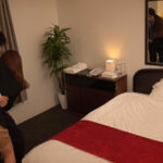 ＜素人＞ ホテル部屋REC 介抱してくれた部下の若チンにしゃぶりつく！よっぱらい女上司の性欲大暴走！？無許可で口内発射したお詫びに、上司命令で長～い巨根チ〇ポでオマ〇コ満足するまでズボズボご奉仕！精巣スッカラカンに吸い尽くされた夜。 『FANZA』