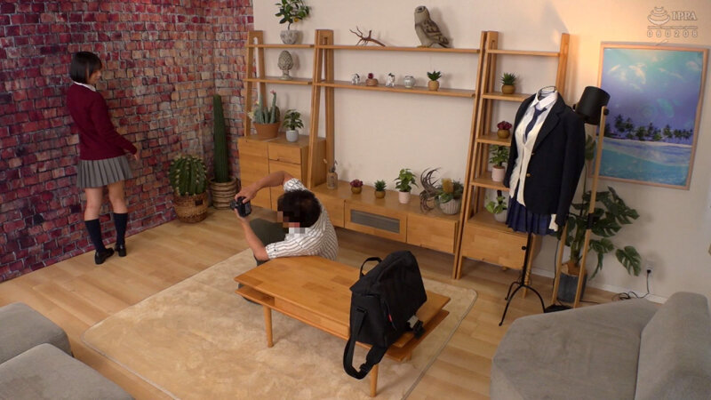 ＜素人＞ 制服特化 おじ好きちっぱい誘女 剛毛ビッチ スレンダーボディ...