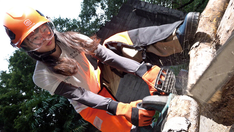 ＜素人＞ 林業女子！作業はいりまーす 可愛すぎる林業女子と森の中で野外...