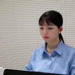 ＜素人＞ デリヘル呼んだらまさかの同僚！普段は真面目な男女塾講師がホテルでまさかの遭遇！お互い真面目過ぎてキャンセルするかしないかの検討も90分は無駄にせず！サービス開始！知ってる人だからって最後はまさかの展開に… 『FANZA』