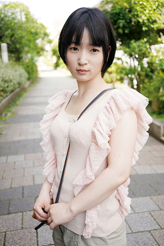 ＜素人＞ 365日ニョキニョキの卑猥な長―い乳頭を持つ彼女は、華奢でち...