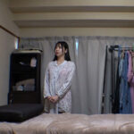 ＜素人＞ 媚薬オイルマッサージ 痴●盗撮＆中出し素人娘VOL.70 超強力媚薬を配合したマッサージオイルを施術中に知らずに塗りこまれたオンナは、身体の火照りに驚き、チ〇ポを欲しがる自分に戸惑い、垂れ出したマン汁に恥ずかしがりながらも生ハメ中出しまで欲してしまう！ 『FANZA』