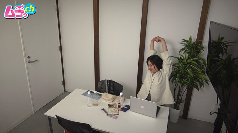 ＜素人＞ ニンゲン観察 深夜残業、新入社員の若い男の暴走ギンギンチ〇ポ...