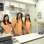 ＜素人＞ 【連続スケベ小説】コンビニで働く巨乳母娘3～店内でチンポをつまみ食いするHカップ女子大生次女・こころさん 綾瀬こころ 『FANZA』