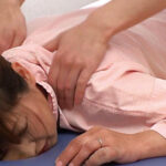 ＜素人＞ カーテン1枚挟んだ夫の横で、人妻が嫌でもイカされる性感マッサージ4時間 『FANZA』