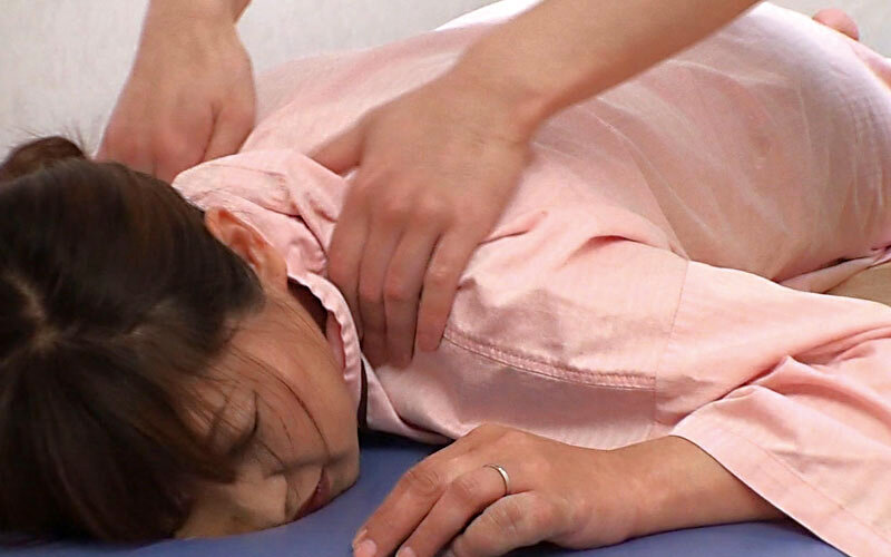 ＜素人＞ カーテン1枚挟んだ夫の横で、人妻が嫌でもイカされる性感マッサ...