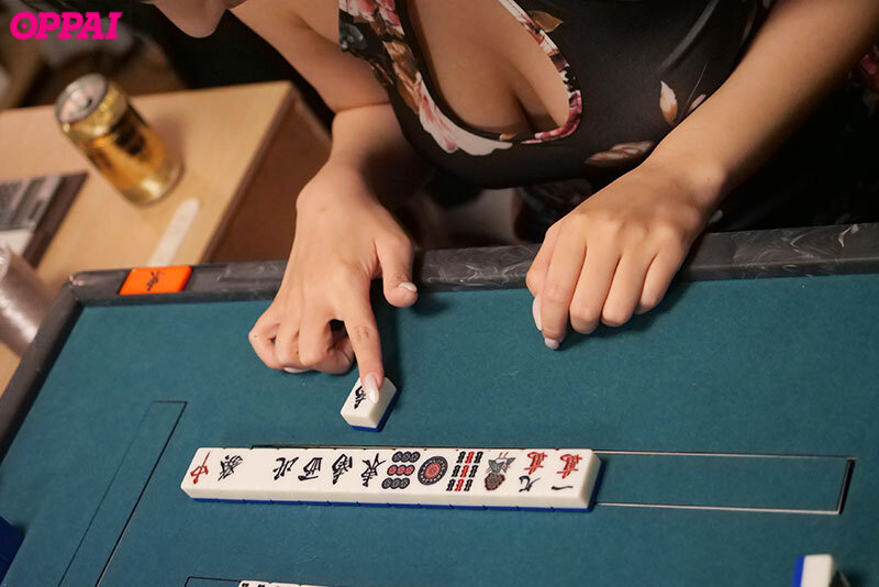 ＜素人＞ 酔った勢いの悪ノリ脱衣麻雀が…罰ゲームのエロコス着て豹変した...