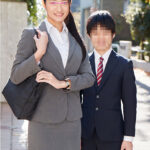 ＜素人＞ 高身長の働くインテリOL限定 身長170cm超えの美脚の女先輩と低身長の後輩くんが勤務中に身長差SEXに挑戦！いつも厳しい女上司のモデルのような身体に触れ部下は思わずフル勃起！後輩のチ○ポに激突きされ本気イキした先輩オマ○コは中出しまでしてしまうのか！？ さおり 『FANZA』