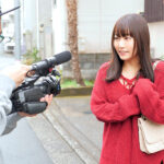 ＜素人＞ 池袋で見つけた心優しい働くお姉さん 童貞くんのオナニーのお手伝いのつもりがセックス練習ってことで素股していてヌルっと入って筆おろし！？ 篠宮ゆり 『FANZA』