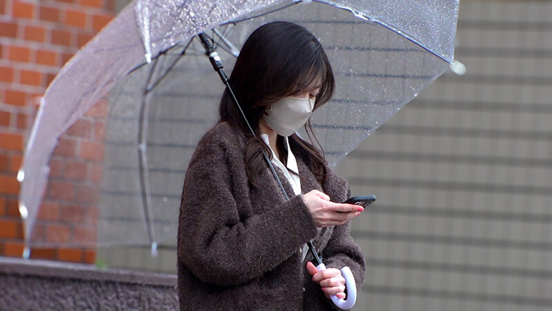 ＜素人＞ 若いチ○ポが大好きな、隠れ巨乳のシンママ。家族と寝ているベッ...