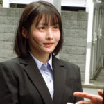 ＜素人＞ 男子生徒が放課後シコりまくる憧れの大人の女性！学校一の美人女教師に性教育の授業と称し生パンスト素股に挑戦してもらいました！？一日中教壇に立ちムッレムレの生パンストにデカチンが擦れて赤面発情！パンストはエッチな汁まみれ！生で擦り合わせて連続中出しSEX！ 『FANZA』