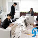 ＜チラリ＞ 嵐の夜、会社に閉じ込められた女上司と二人きり 蓮実クレア 『FANZA』