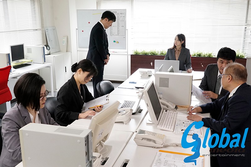 ＜チラリ＞ 嵐の夜、会社に閉じ込められた女上司と二人きり 蓮実クレア ...