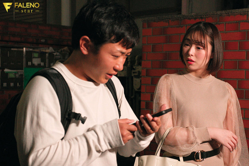 ＜チラリ＞ 「終電ないなら、ウチ泊まる？」大好きな彼女が家にいるのに男...