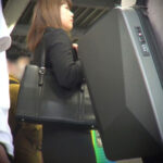 ＜チラリ＞ 自宅襲撃 痴●サークルSSS 被害No.01 Rさん 『FANZA』