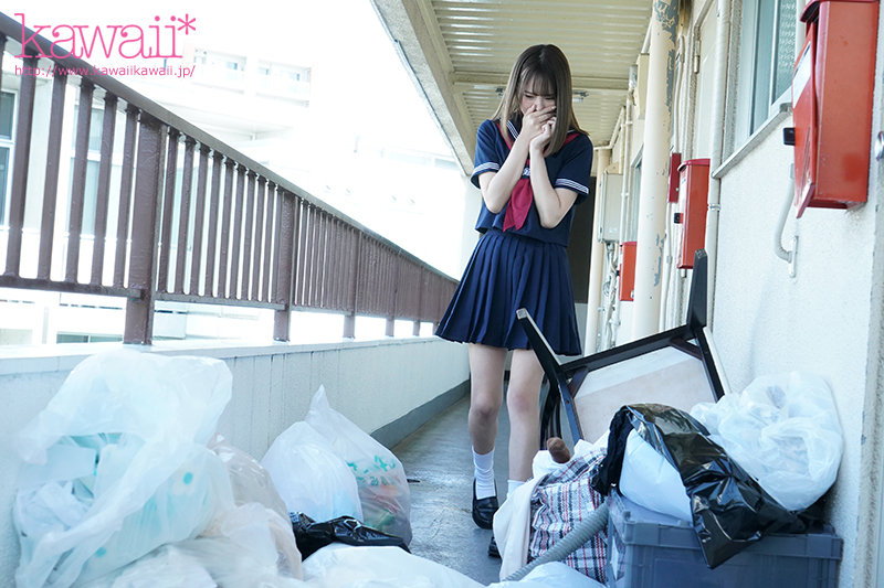 ＜チラリ＞ 隣人のゴミ部屋で異臭中年おやじに抜かずの連撃中出し32発で...