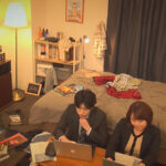 ＜チラリ＞ ニンゲン観察 ツンツンしている勝気な同期の隠れドMを暴く、自宅残業の一夜。 『FANZA』