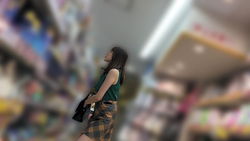 ＜チラリ＞ パンチラ美女を密着追跡2 緩んだスカート内を隠し撮り 無防...