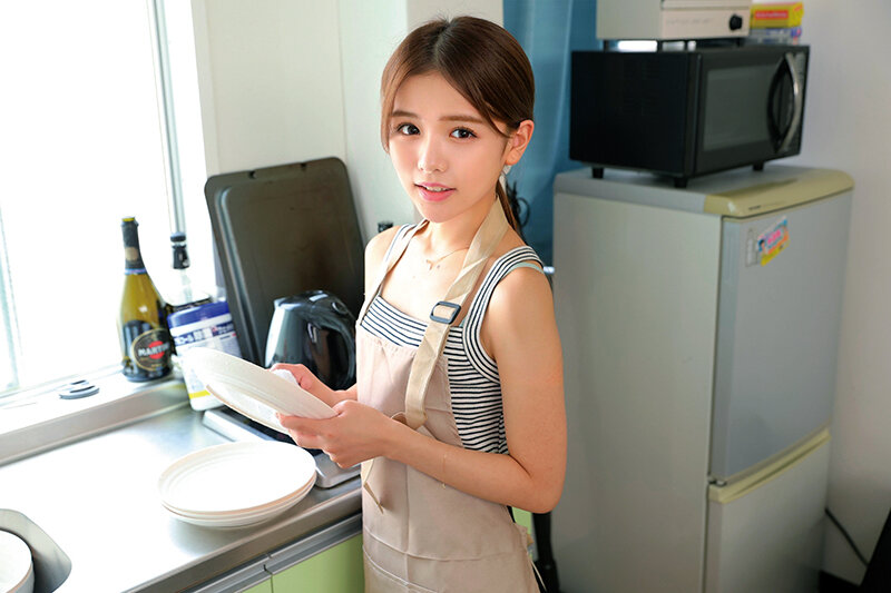 ＜チラリ＞ プリプリお尻がたまらなすぎて（＾＾；）家事代行してる桃尻女...