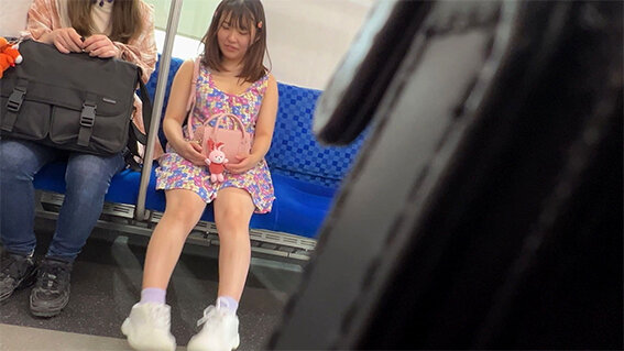 ＜チラリ＞ つきまとい05 とても小さくて母と手をつなぎ元気よく歩く少...