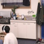 ＜チラリ＞ 上京して専門学校から徒歩5分のアパートに一人暮らし！しかし、そこにほぼ毎日誰かしらクラスの女子が泊まりに来る…。初めての一人暮らしで悠々… 『FANZA』