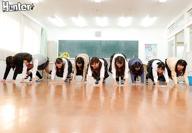 ＜チラリ＞ 男はボク1人の学校の大掃除はパンチラ天国！見渡せば視界に広...