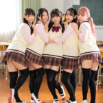 ＜チラリ＞ ニーハイ×ミニスカ=絶対領域パンチラ！学校は99％女子しかいない！だから女子は皆、無防備で毎日絶対領域パンチラ天国です！陰キャなボクでも… 『FANZA』