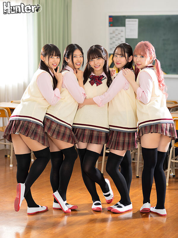 ＜チラリ＞ ニーハイ×ミニスカ=絶対領域パンチラ！学校は99％女子しか...