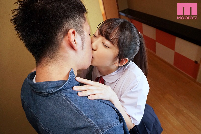 ＜チラリ＞ 民泊先のナマイキな小娘とガチ恋に堕ちた3日間… 僕のチ○ポ...